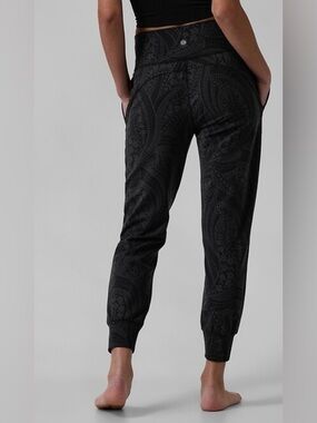 Athleta Salutation Textured Joggers - Size Large